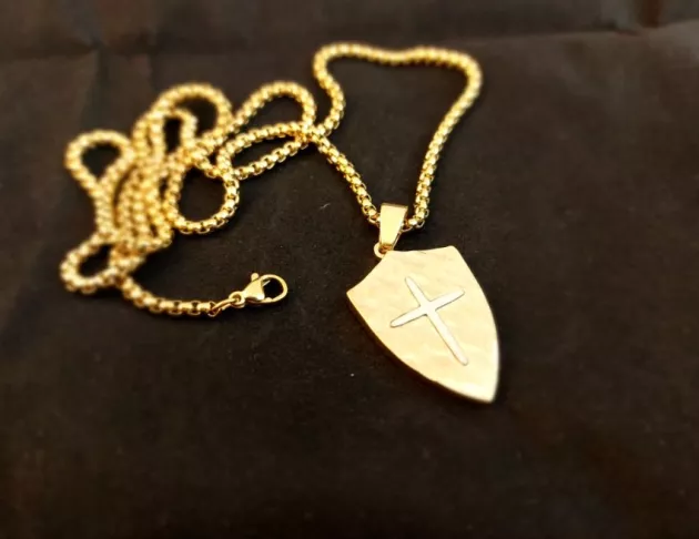 盾牌復古樹皮紋鈦鋼十字架項鍊-金