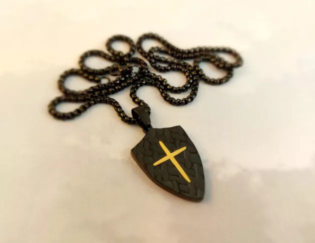 盾牌復古樹皮紋鈦鋼十字架項鍊-黑