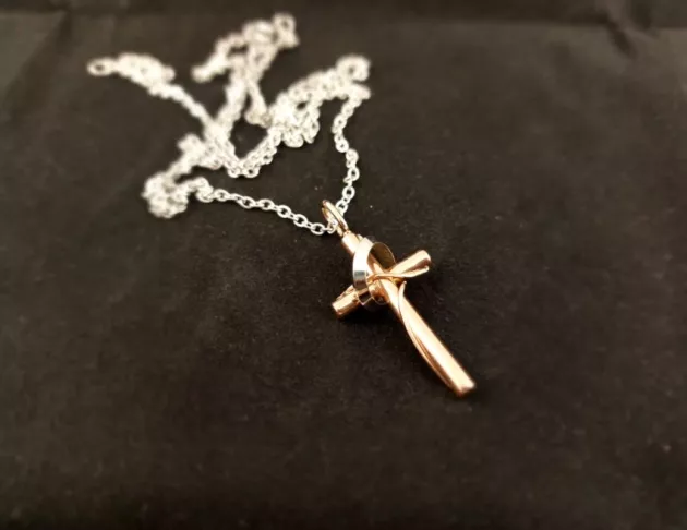 環繞鋼絲不銹鋼十字架項鍊-玫瑰金